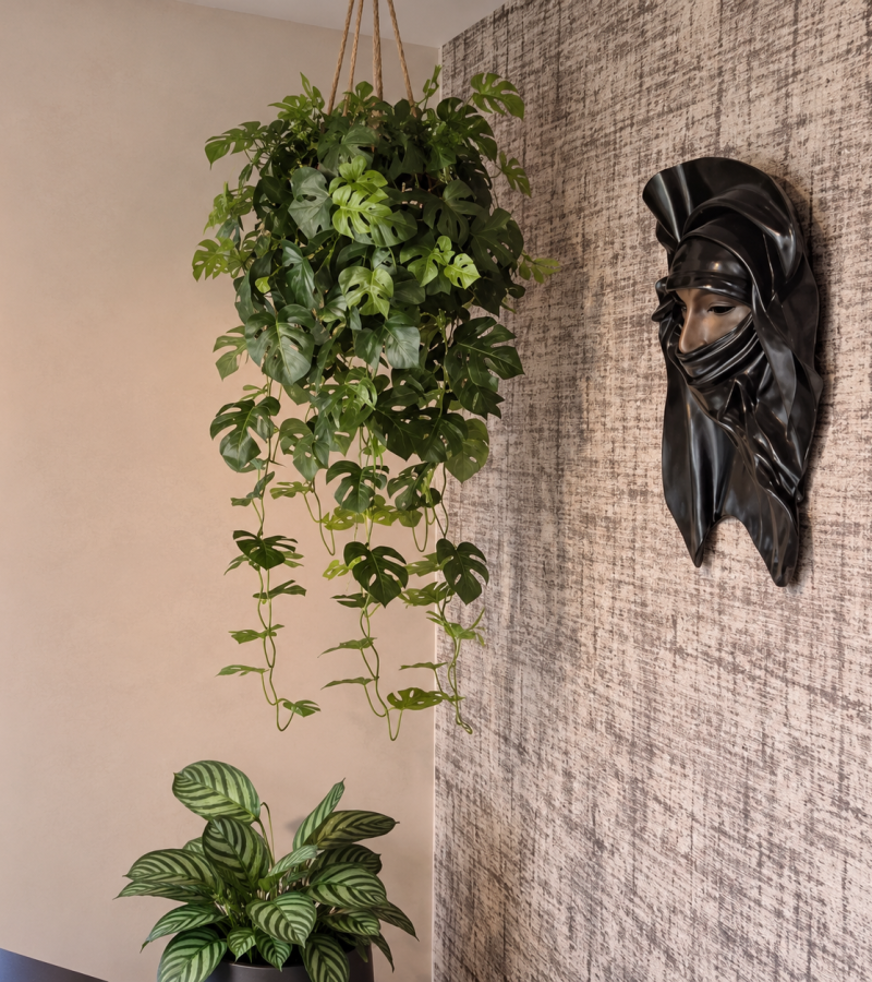 Groene plantenhoek met wandmasker