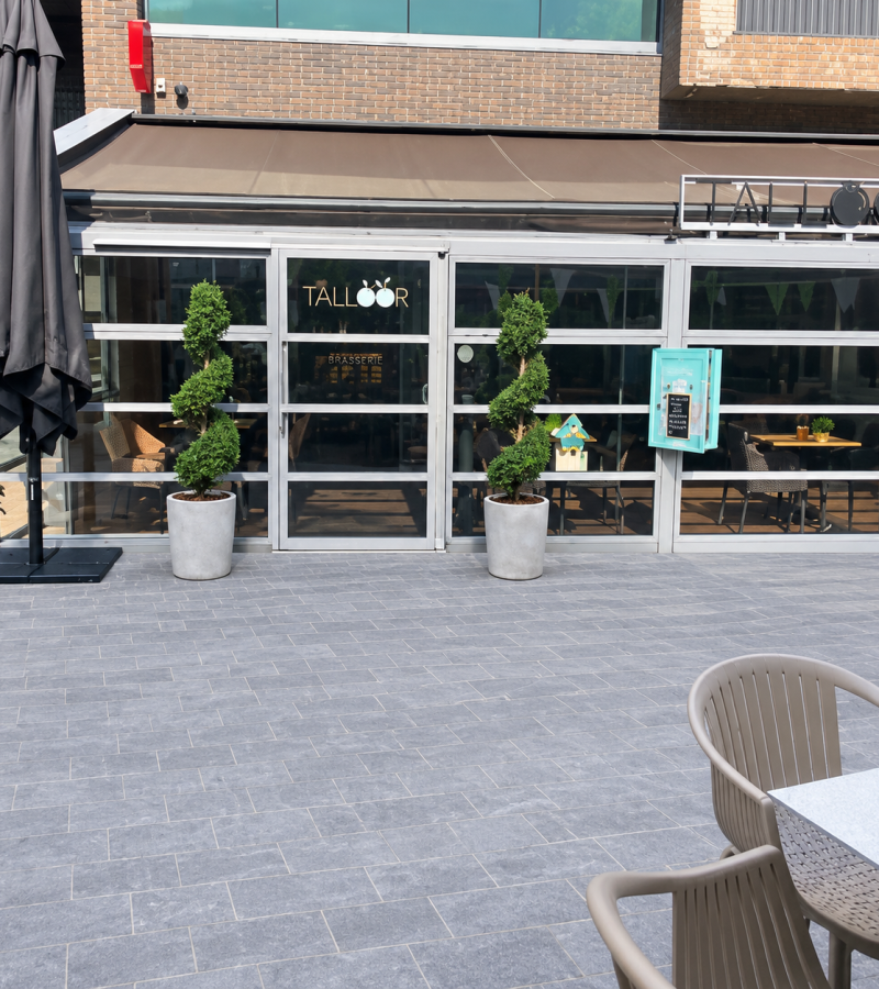 Modern Straatcafé met Symmetrische Topiary’s
