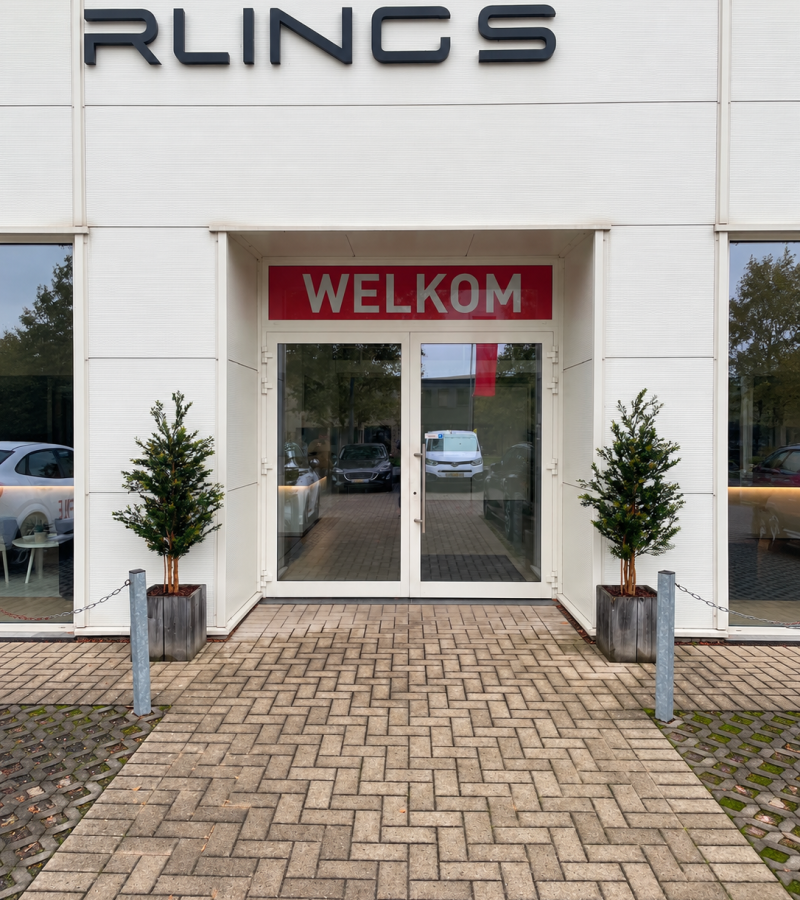 Symmetrische bedrijfsentree met Welkom-bord